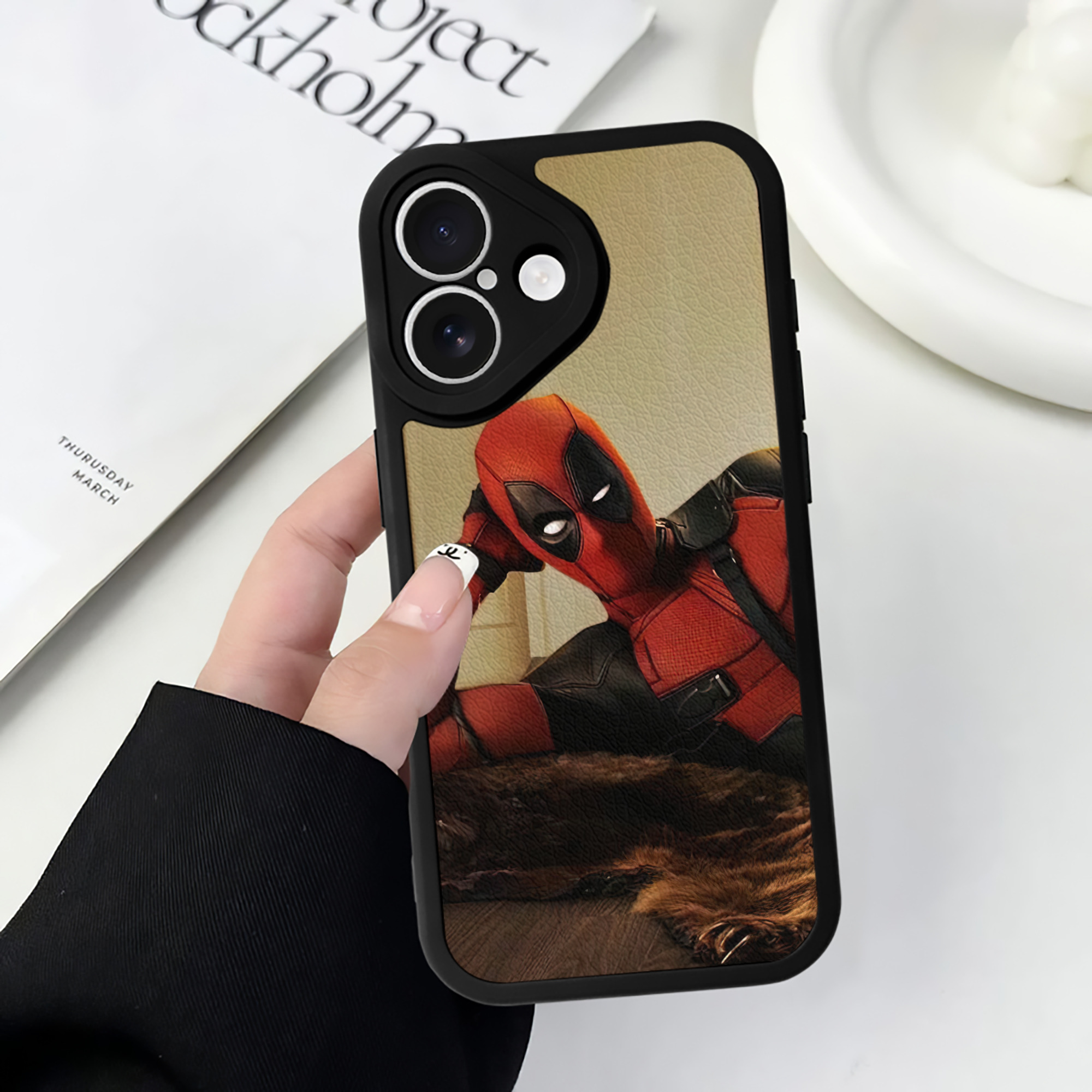 （画像用） Deadpool デッドプール 【iPhone 16シリーズ対応】シリコンスマホケース（レザー調） 材質：シリコン